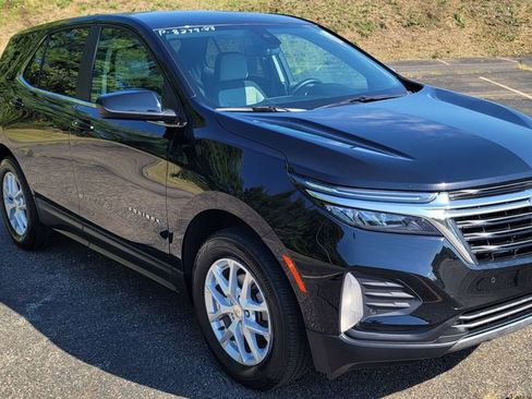 Used 2023 Chevrolet Equinox LT w/ Driver Convenience Package image 2