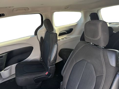 Used 2022 Chrysler Voyager LX FWD image 12