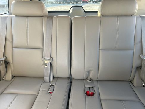 Used 2014 Chevrolet Suburban LT image 17