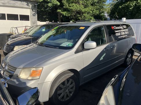 Used 2010 Dodge Grand Caravan SXT FWD image 1
