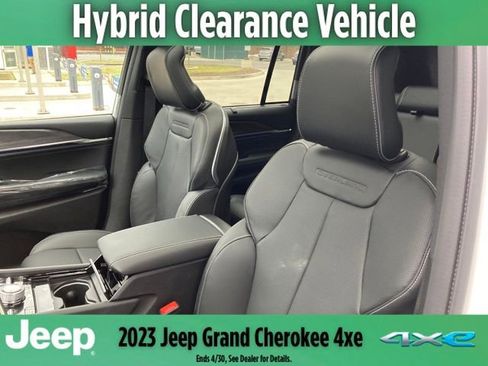 New 2023 Jeep Grand Cherokee Overland w/ Luxury Tech Group IV AWD/4WD image 16