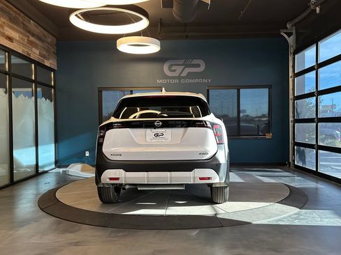 Used 2025 Nissan Kicks SV AWD/4WD image 4