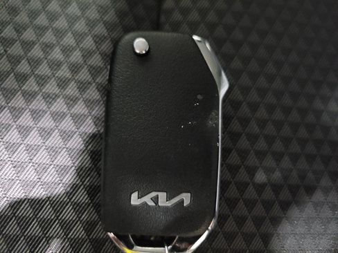 Used 2025 Kia Soul LX w/ LX Technology Package FWD image 32