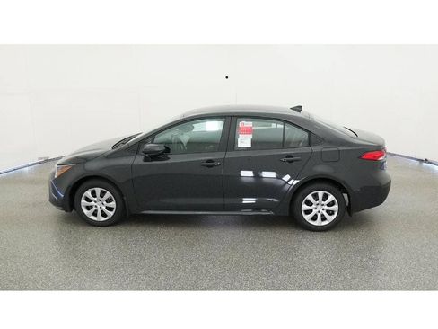 Used 2025 Toyota Corolla LE FWD image 4