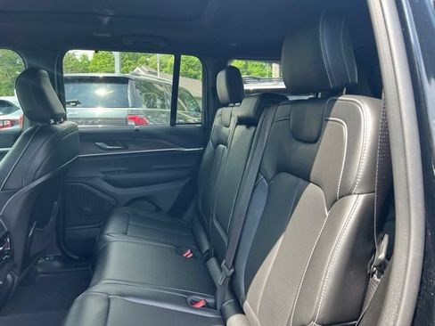 Used 2025 Jeep Grand Cherokee Limited w/ Luxury Tech Group II AWD/4WD image 21
