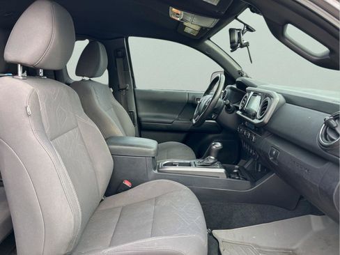 Used 2017 Toyota Tacoma TRD Sport image 33