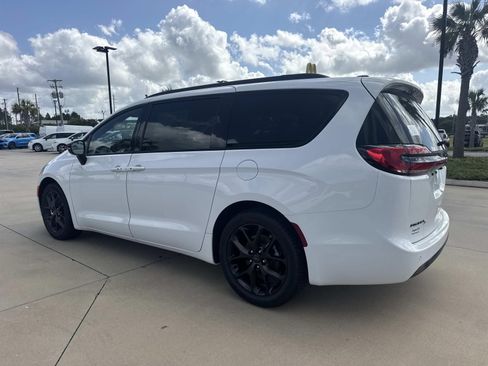 New 2027 Chrysler Pacifica Limited w/ S Appearance Package FWD image 5