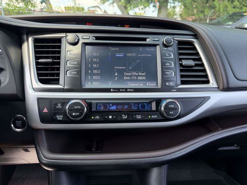 Used 2019 Toyota Highlander XLE AWD/4WD image 23