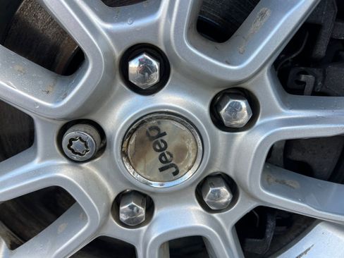 Used 2018 Jeep Grand Cherokee Laredo AWD/4WD image 30