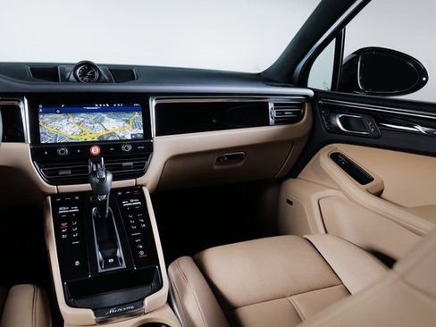 Certified 2025 Porsche Macan image 20