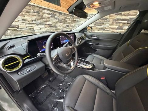 Used 2025 Chevrolet Trax ACTIV w/ Sunroof Package FWD image 9