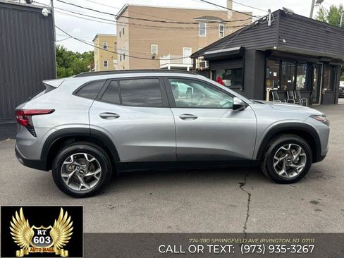 Used 2025 Chevrolet Trax LT FWD image 8