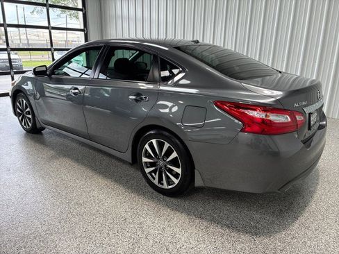 Used 2017 Nissan Altima 2.5 SL w/ 2.5 Technology Package FWD image 2