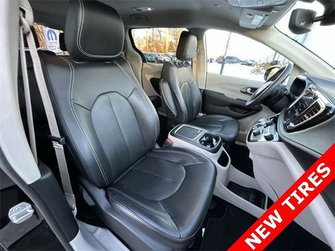 Certified 2022 Chrysler Pacifica Touring-L image 25