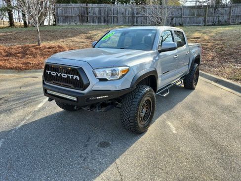 Used 2019 Toyota Tacoma TRD Off-Road image 3