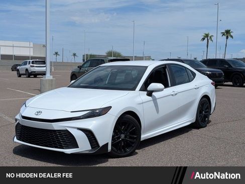 Used 2025 Toyota Camry SE FWD image 1