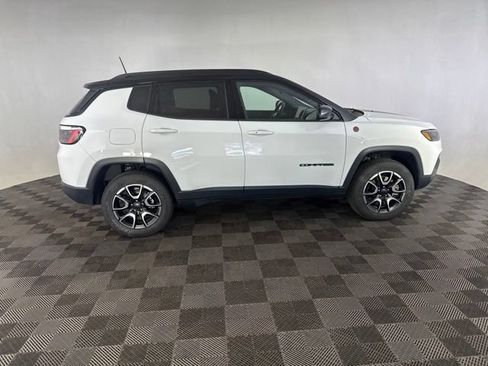 Used 2025 Jeep Compass Trailhawk AWD/4WD image 6