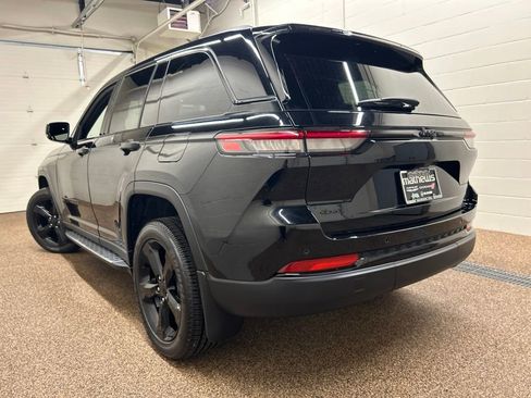Used 2024 Jeep Grand Cherokee Altitude AWD/4WD image 9