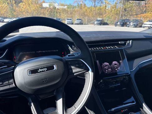 New 2025 Jeep Grand Cherokee L Altitude image 9