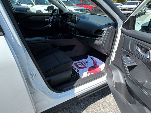 Used 2024 Nissan Rogue SV AWD/4WD image 19