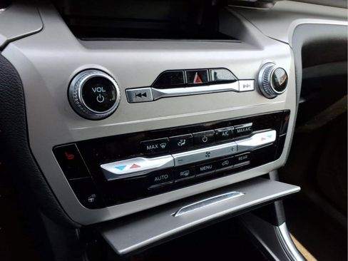 Used 2022 Ford Explorer XLT w/ Equipment Group 202A image 18