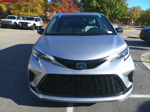 Used 2021 Toyota Sienna XSE image 5