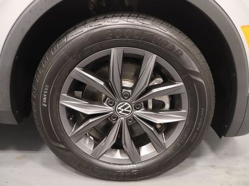 Used 2024 Volkswagen Tiguan SE image 27