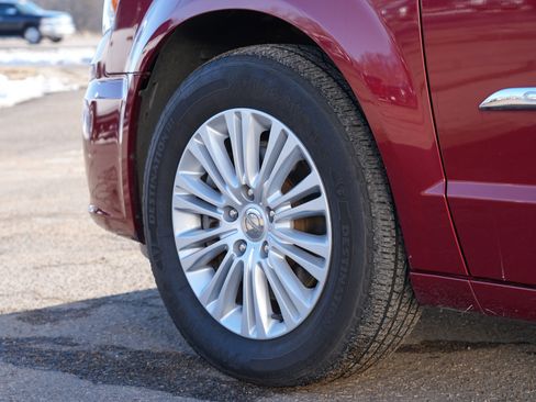 Used 2016 Chrysler Town & Country Limited image 13