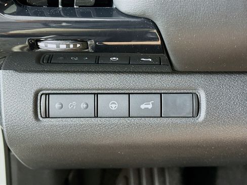 Used 2025 Nissan Pathfinder SV image 17