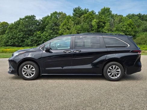 Used 2023 Toyota Sienna XLE w/ XLE Plus Package AWD/4WD image 2