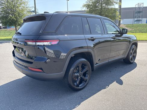 Used 2023 Jeep Grand Cherokee Altitude RWD image 9