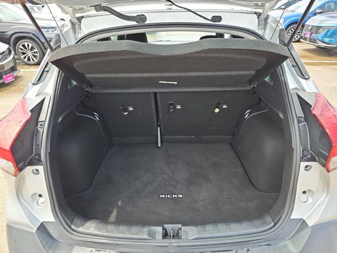 Used 2018 Nissan Kicks SV FWD image 19