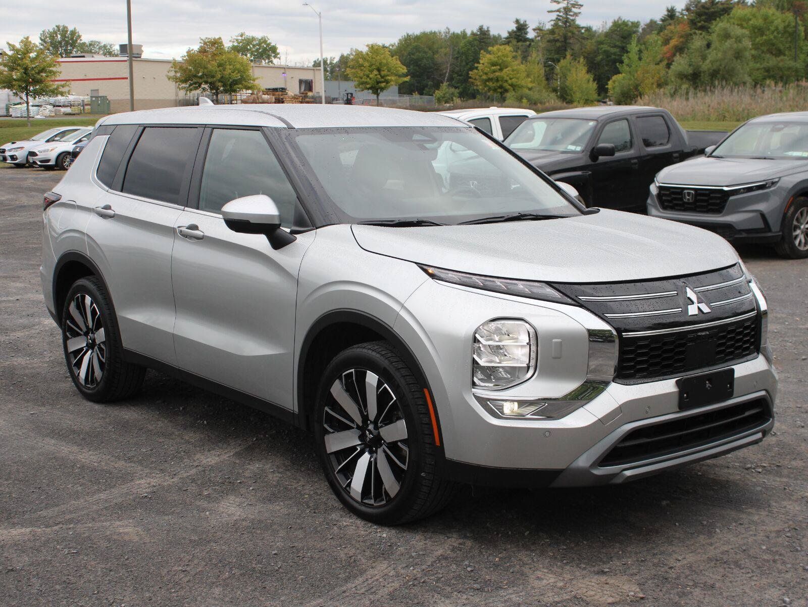Used 2025 Mitsubishi Outlander SE AWD/4WD image 3