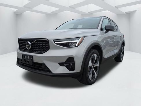Used 2025 Volvo XC40 B5 Plus AWD/4WD image 10