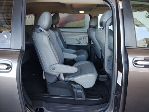 Used 2022 Toyota Sienna XLE w/ XLE Plus Package FWD image 14