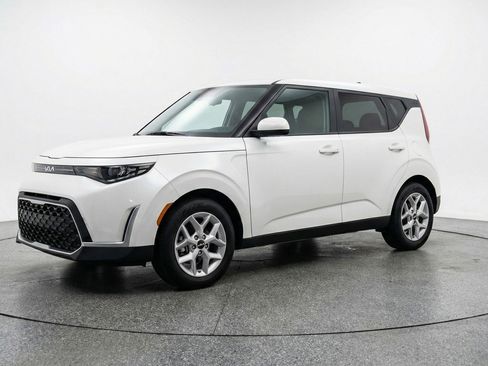 Used 2025 Kia Soul LX w/ LX Technology Package image 3