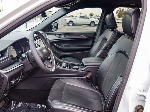 Certified 2025 Jeep Grand Cherokee Altitude image 19