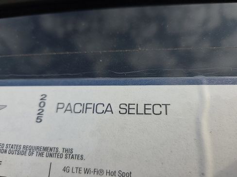 Used 2025 Chrysler Pacifica Select image 9