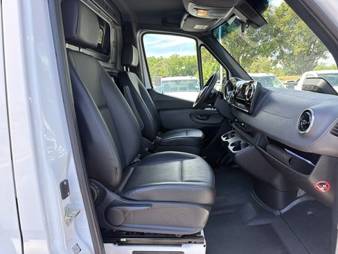 Used 2025 Mercedes-Benz Sprinter 2500 image 34