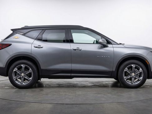 Used 2025 Chevrolet Blazer LT FWD image 11