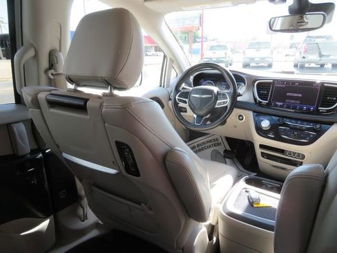 Used 2021 Chrysler Pacifica Touring-L w/ Uconnect Theater Family Group FWD image 17