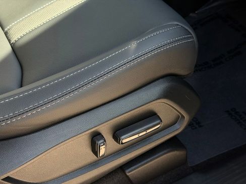 Used 2025 Honda Pilot EX-L image 11