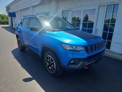 Used 2025 Jeep Compass Trailhawk AWD/4WD image 2