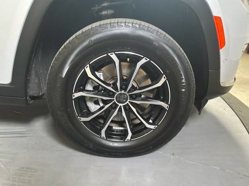 Used 2024 Jeep Grand Cherokee L Limited w/ Luxury Tech Group II AWD/4WD image 12