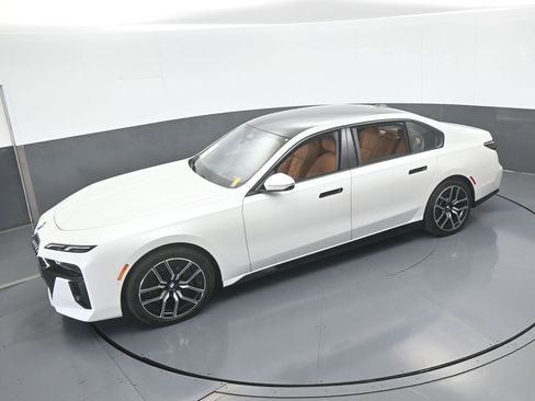 Used 2025 BMW 740i xDrive image 57