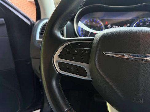 Used 2018 Chrysler 300 Touring AWD/4WD image 13
