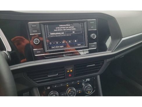 Used 2024 Volkswagen Jetta SE w/ Panoramic Sunroof Package FWD image 9