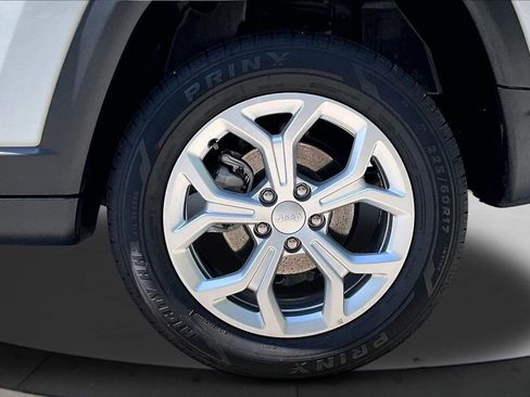 Used 2024 Jeep Compass Latitude AWD/4WD image 33