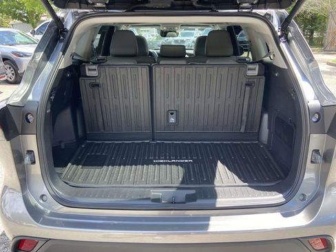 Used 2025 Toyota Highlander XLE AWD/4WD image 10