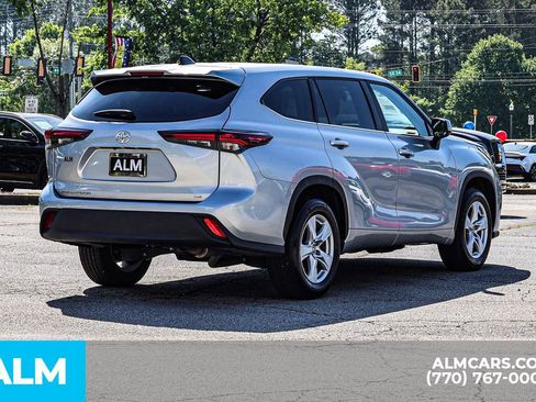 Used 2025 Toyota Highlander LE FWD image 6
